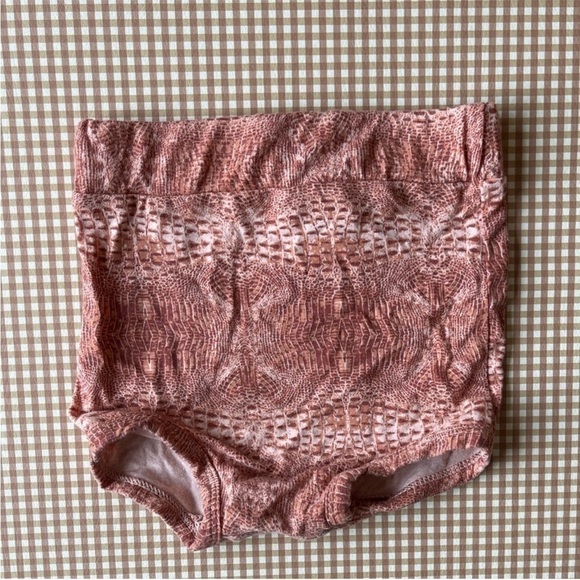 Kate Quinn Bamboo Collection Croc Print
Gnome Hat & Bloomers. Size 6-12 months - Picture 3 of 10